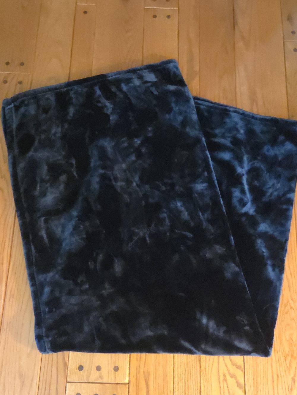 Berkshire Velvetloft Plush Throw Blanket in Dark Navy
